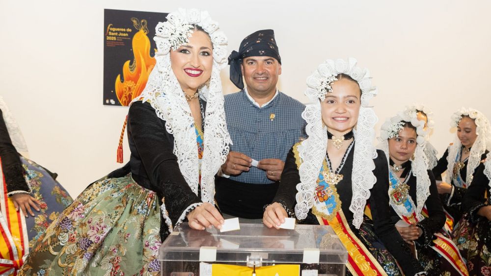 Votación de les Belleas del Foc en la Exposición del Ninot Votación de les Belleas del Foc en la Exposición del Ninot