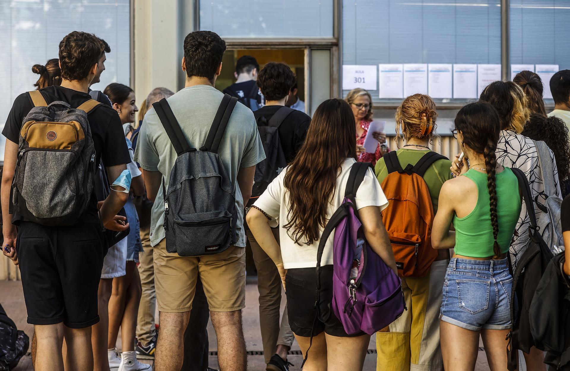 Un grupo de estudiantes antes de un examen de selectividad