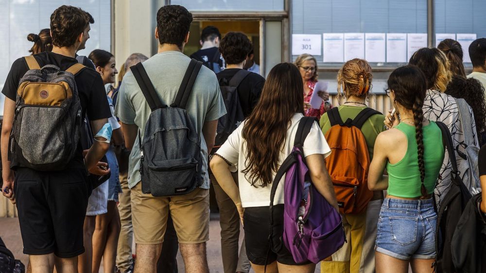 Un grupo de estudiantes antes de un examen de selectividad Un grupo de estudiantes antes de un examen de selectividad