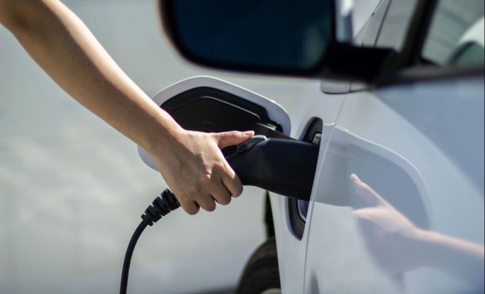 Una persona utiliza un punto de carga eléctrica en Alicante
