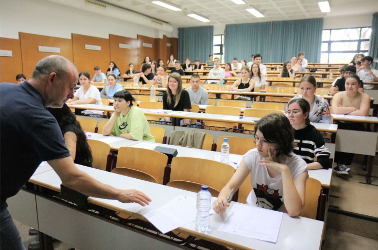 Un profesor reparte el examen de Selectividad en la Universidad de Alicante