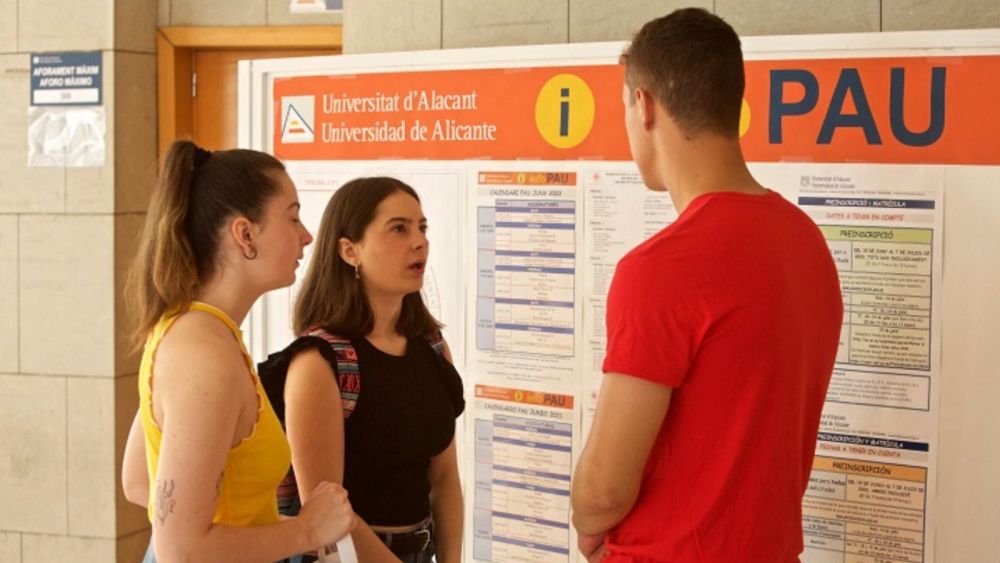 Tres estudiantes comentan un examen de Selectividad en la UA Tres estudiantes comentan un examen de Selectividad en la UA