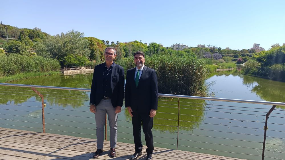 Luis Barcala y Sergio Sánchez en el mirador principal del parque La Marjal. Luis Barcala y Sergio Sánchez en el mirador principal del parque La Marjal.