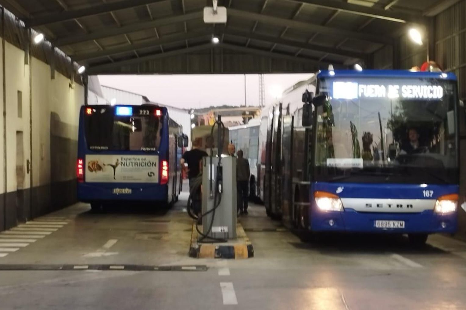 Autobuse sinterurbanos de Alicante paralizados en la cochera de la empresa