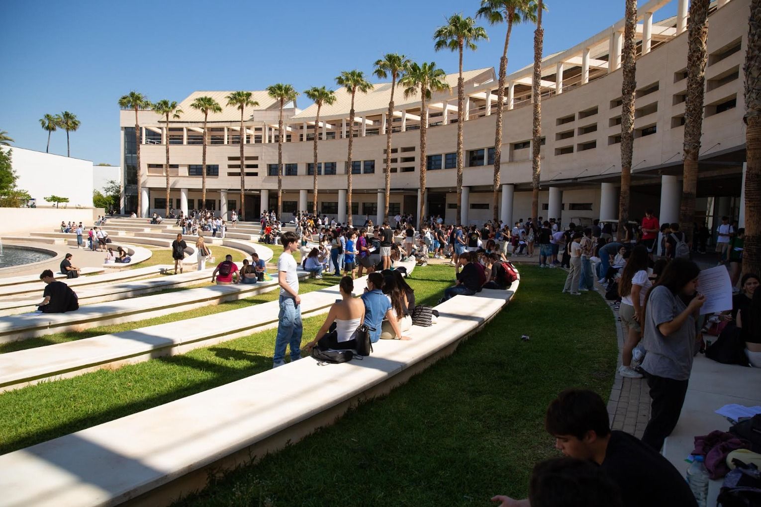 Estudiants en la UA durant els exàmens de la Selectivitat