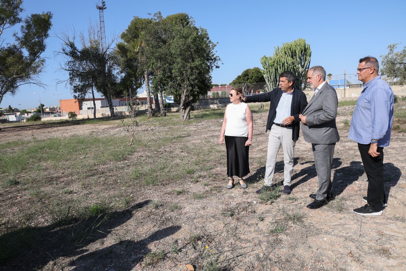 Carlos Mazón y Santiago Román visitan la parcela cedida junto al polideportivo de Sant Joan