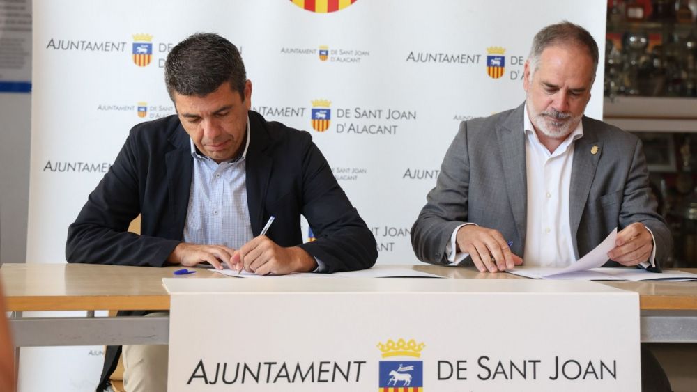 El president de la Generalitat y el alcalde de Sant Joan firman el convenio para la cesión de la parcela El president de la Generalitat y el alcalde de Sant Joan firman el convenio para la cesión de la parcela