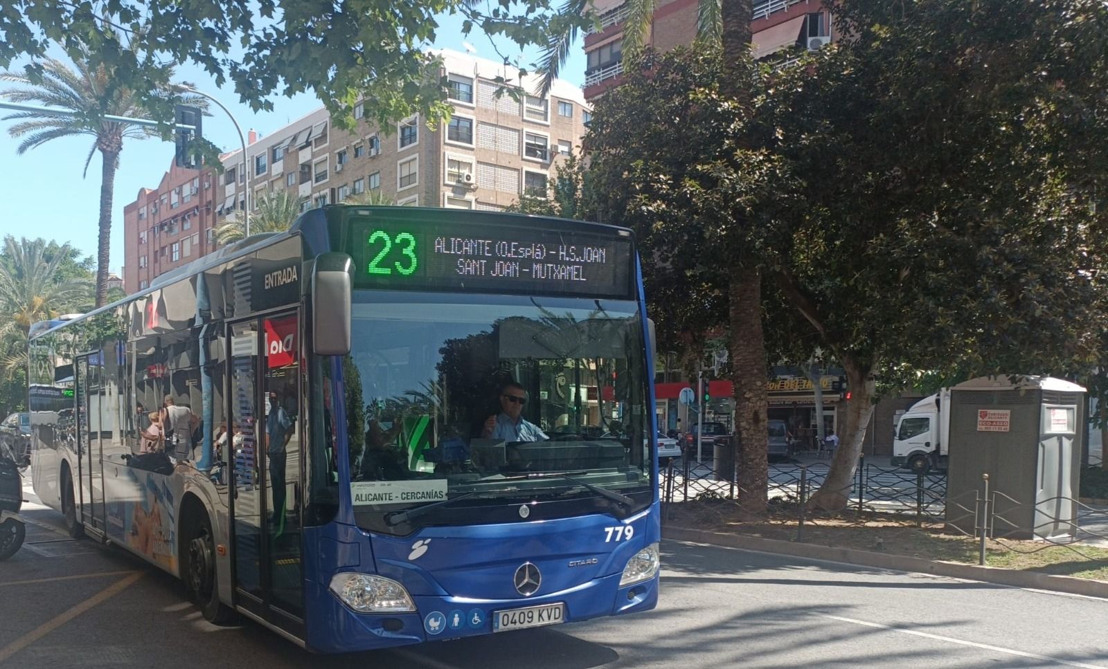 Línia 23 de l'autobús interurbà d'Alacant arribant a la capçalera d'Óscar Esplá