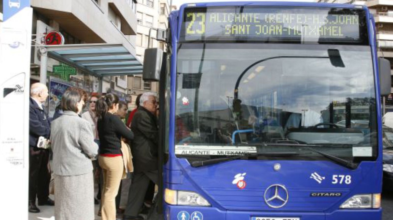 Varias personas suben a un autobús interurbano de Alicante en una imagen de archivo