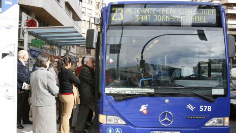 Varias personas suben a un autobús interurbano de Alicante en una imagen de archivo