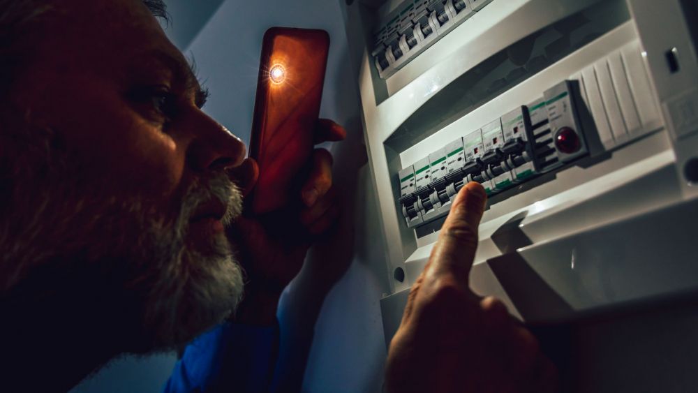 Una persona al costat d'un comptador de llum en una apagada (Foto: Getty)