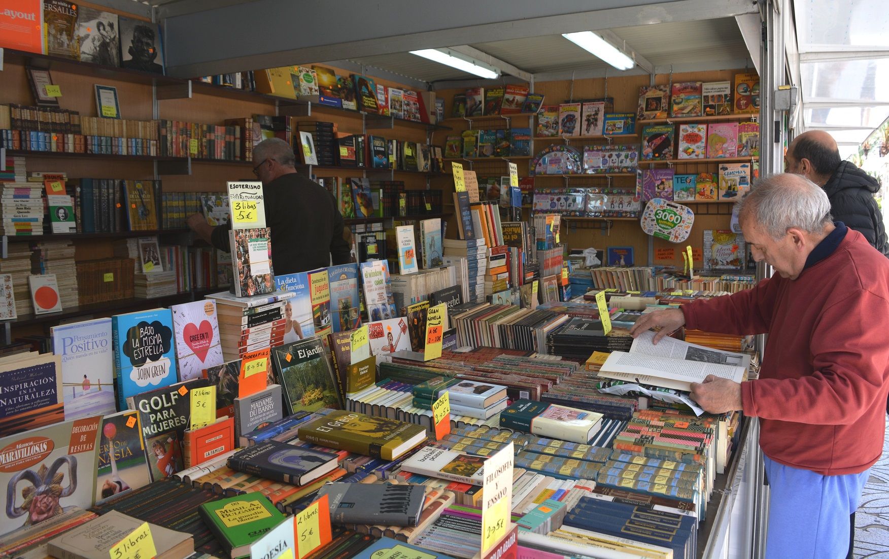 Una caseta de la Fira del Llibre a Alacant