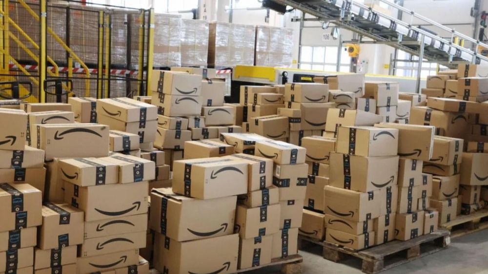 Paquetes de Amazon en una de las bases de reparto Paquetes de Amazon en una de las bases de reparto