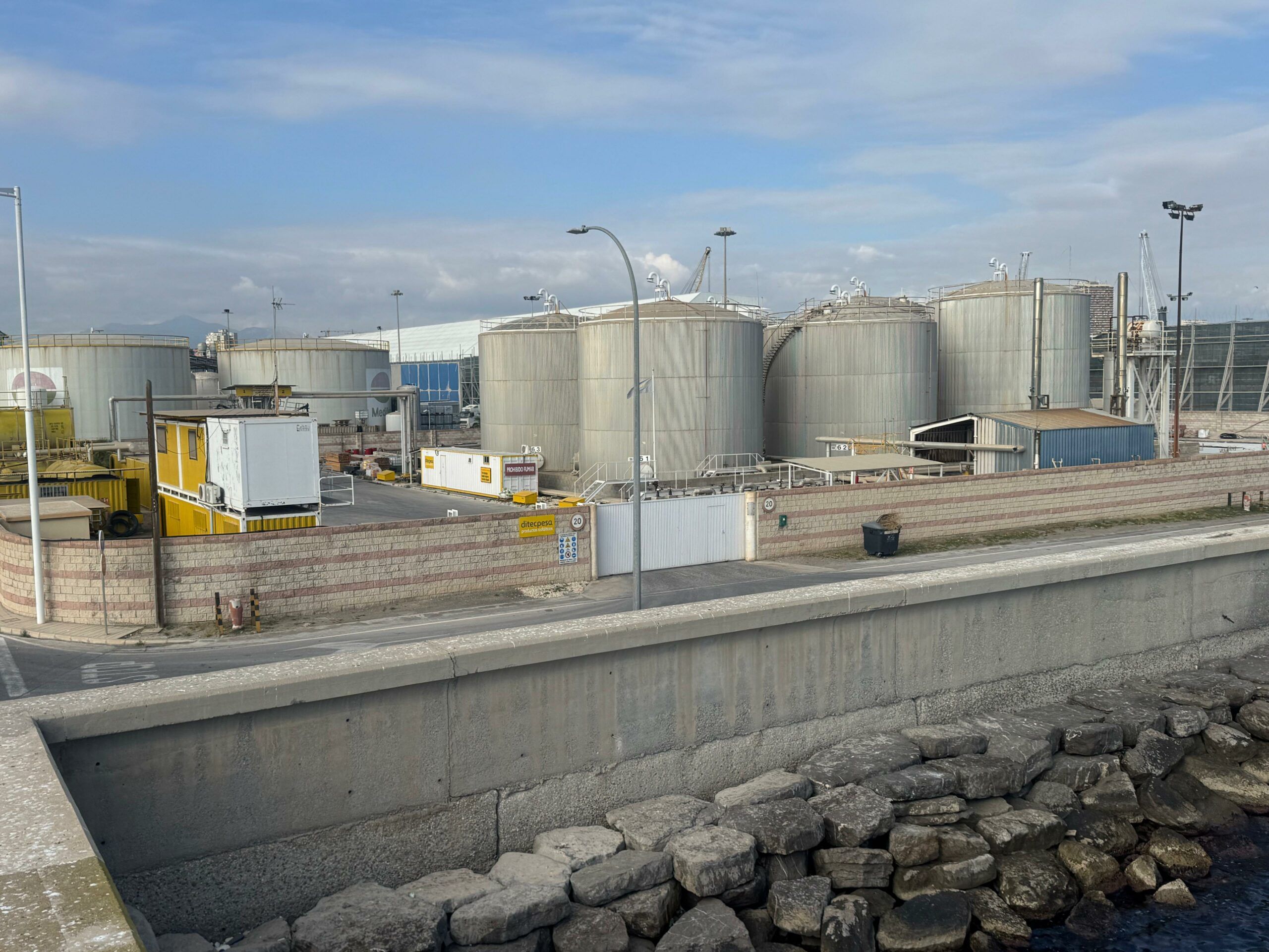 Depósitos de betún asfáltico en el Puerto de Alicante