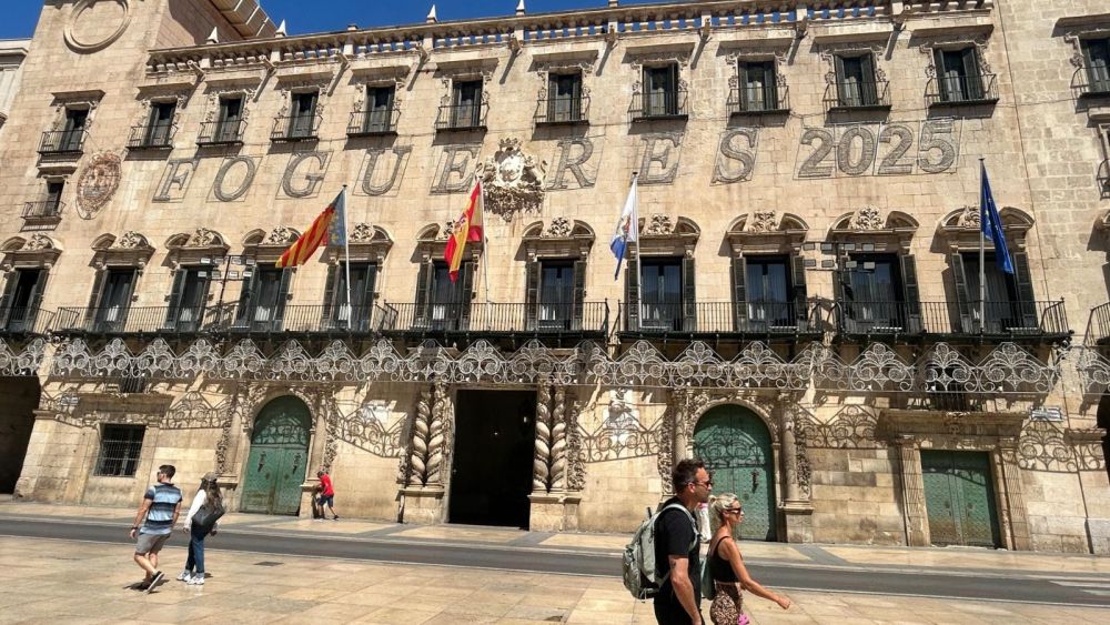 Luces de las Hogueras 2025 en la fachada del Ayuntamiento Luces de las Hogueras 2025 en la fachada del Ayuntamiento