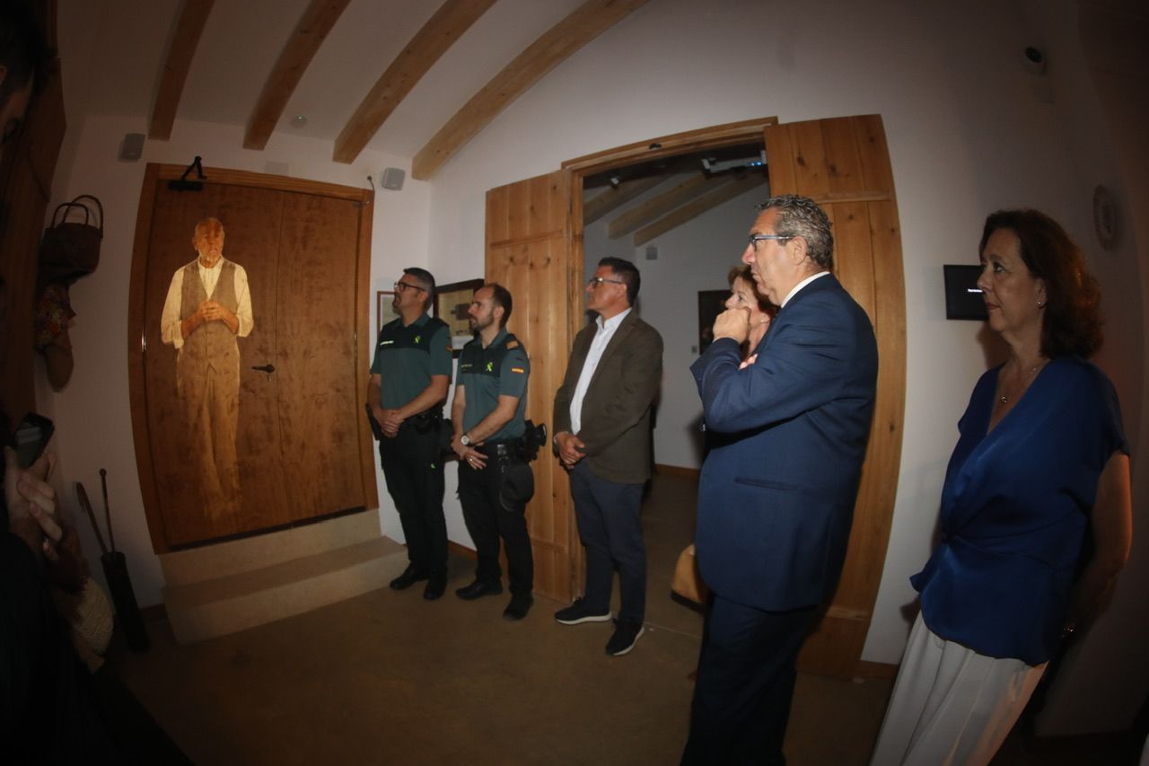 El president Toni Pérez visita el Museu del Terratrémol d'Almoradí