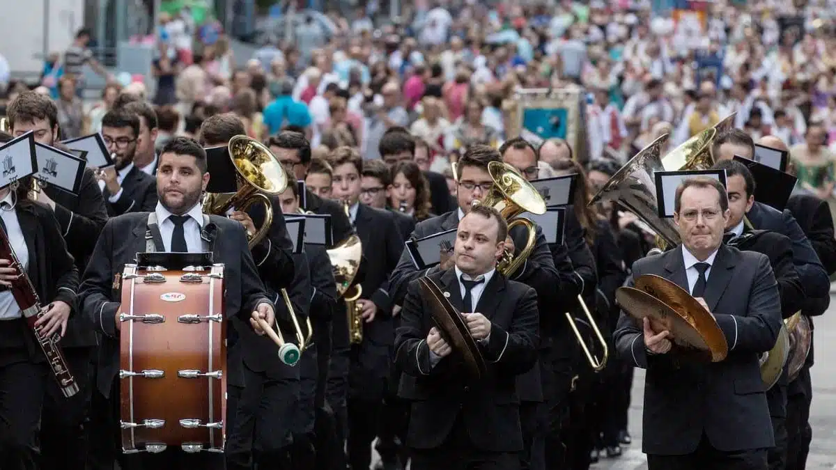 Banda de música durante las Hogueras de Alicante