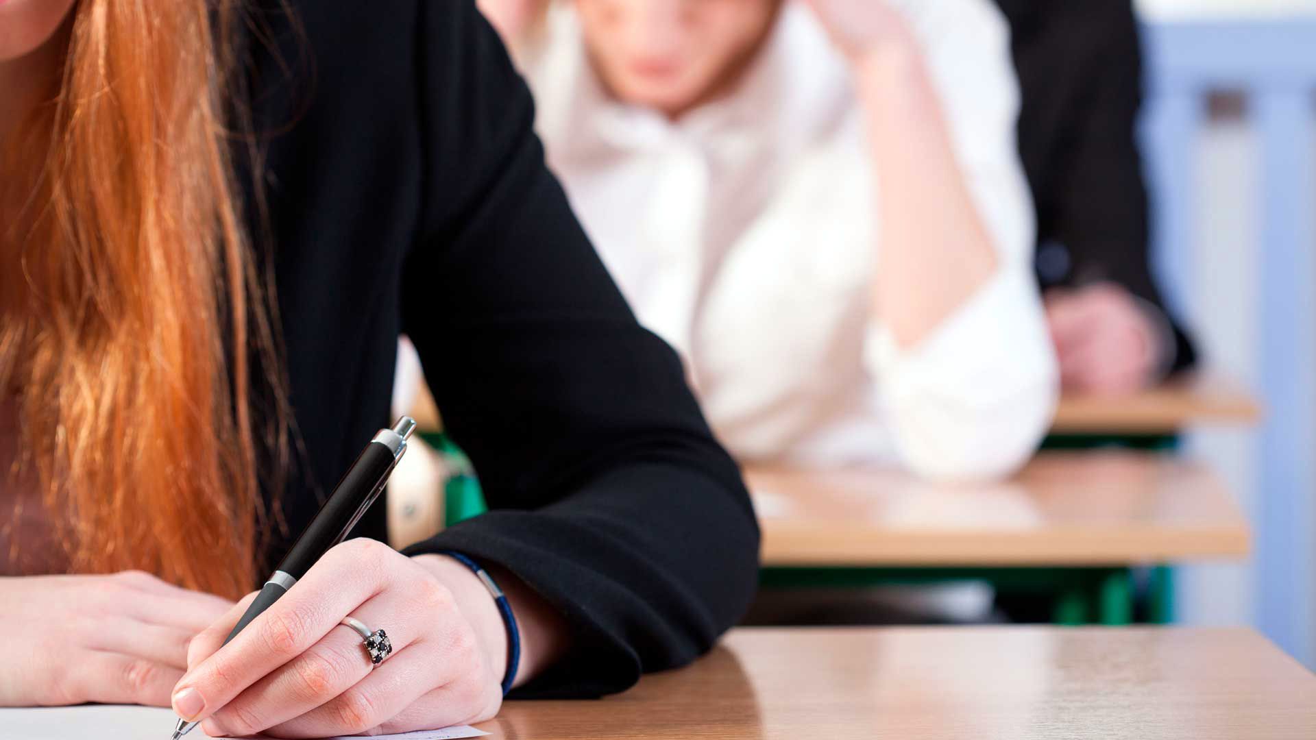 Una persona realizando un examen