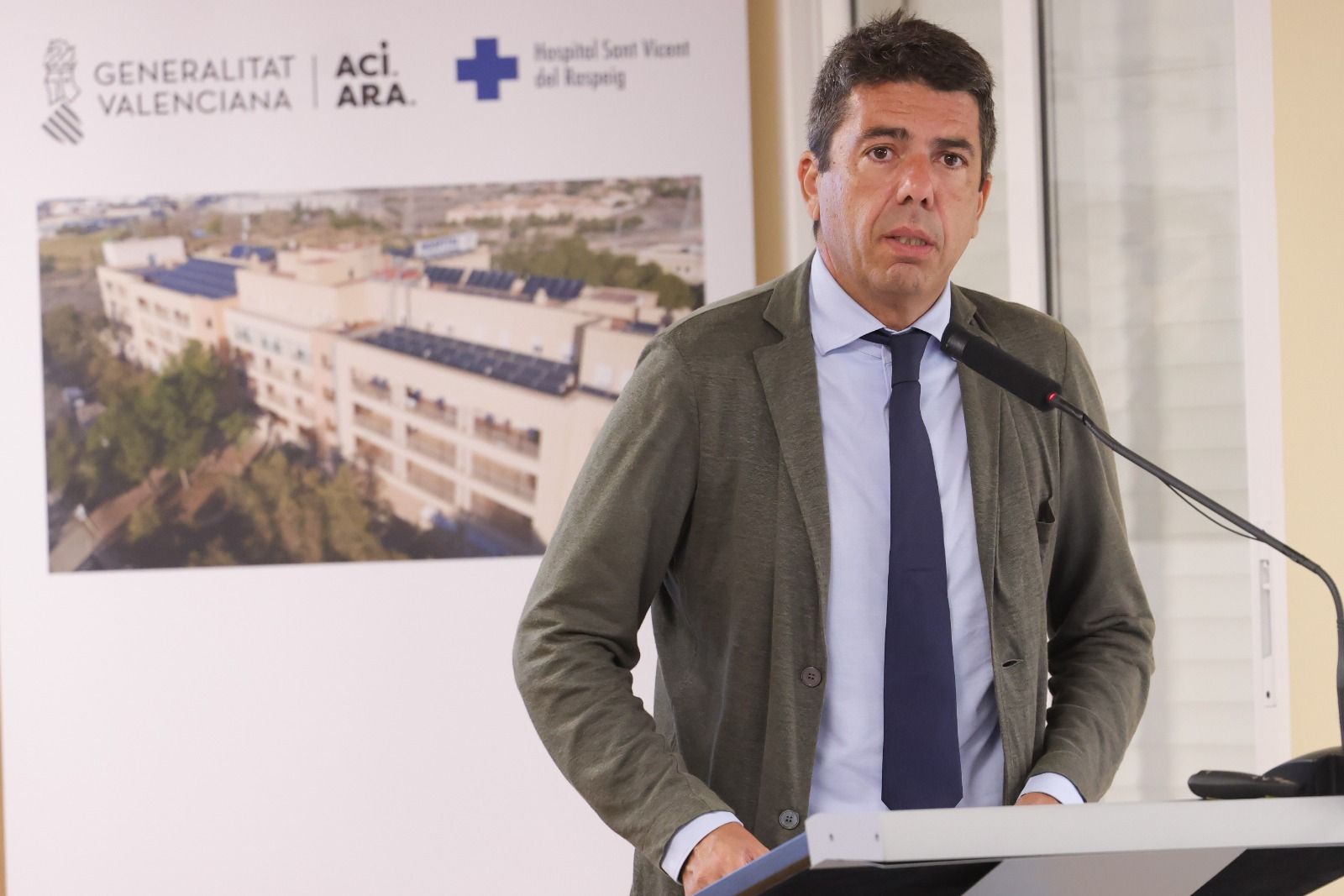 Mazón durant la seua visita a l'Hospital de Sant Vicent del Raspeig