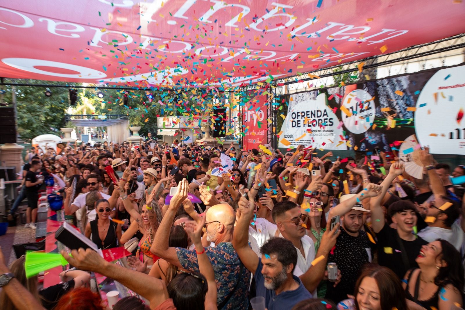 Ambiente festivo con música y baile en el interior del Mercadito de Fogueres