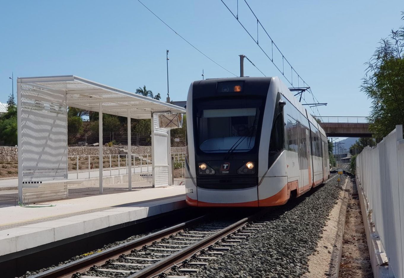 Línea 1 del TRAM a su paso por la estación Benidorm-Intermodal