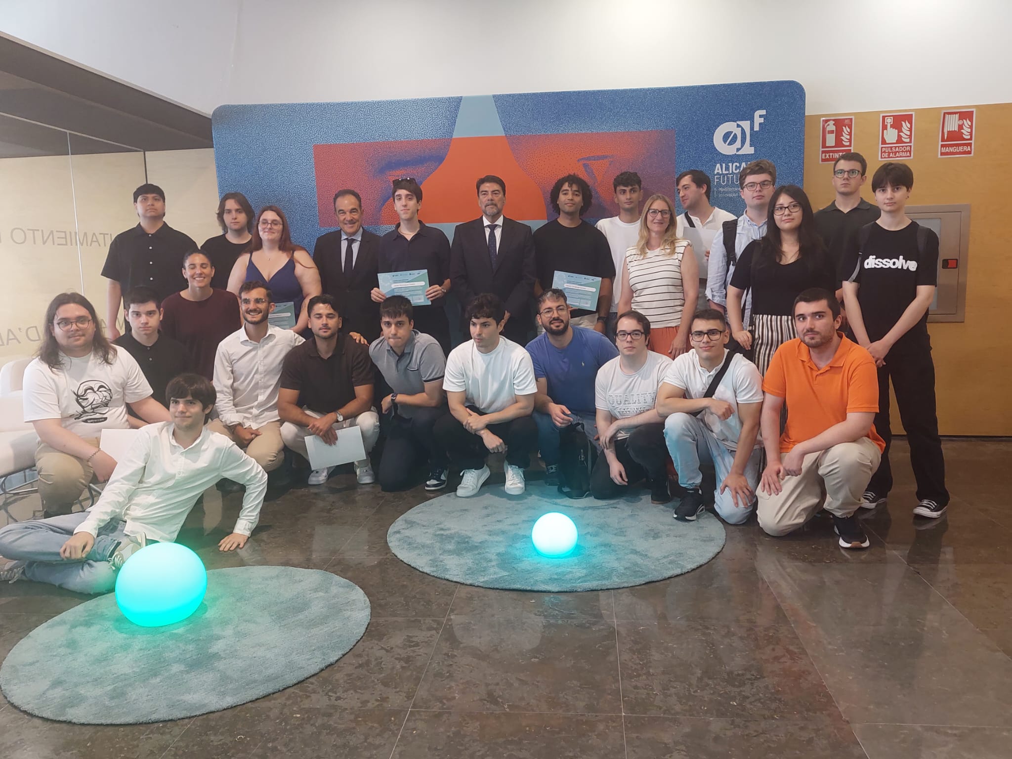 Participantes en la primera edición de Alicante Futura Lab junto al alcalde Luis Barcala