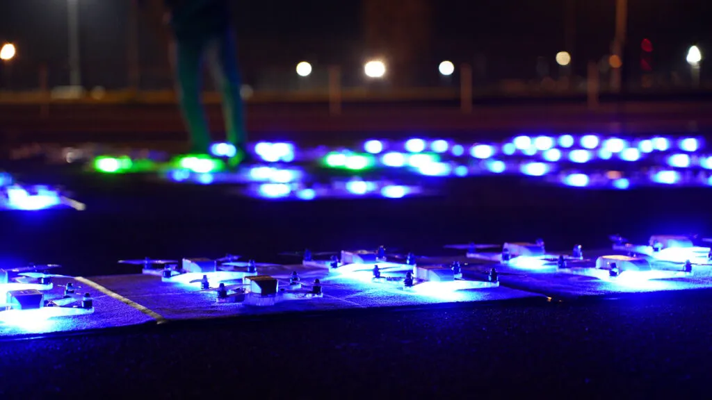 Drones con luces de colores en un espectáculo lumínico