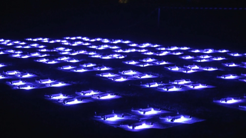 Drones con luces de colores en un espectáculo Drones con luces de colores en un espectáculo