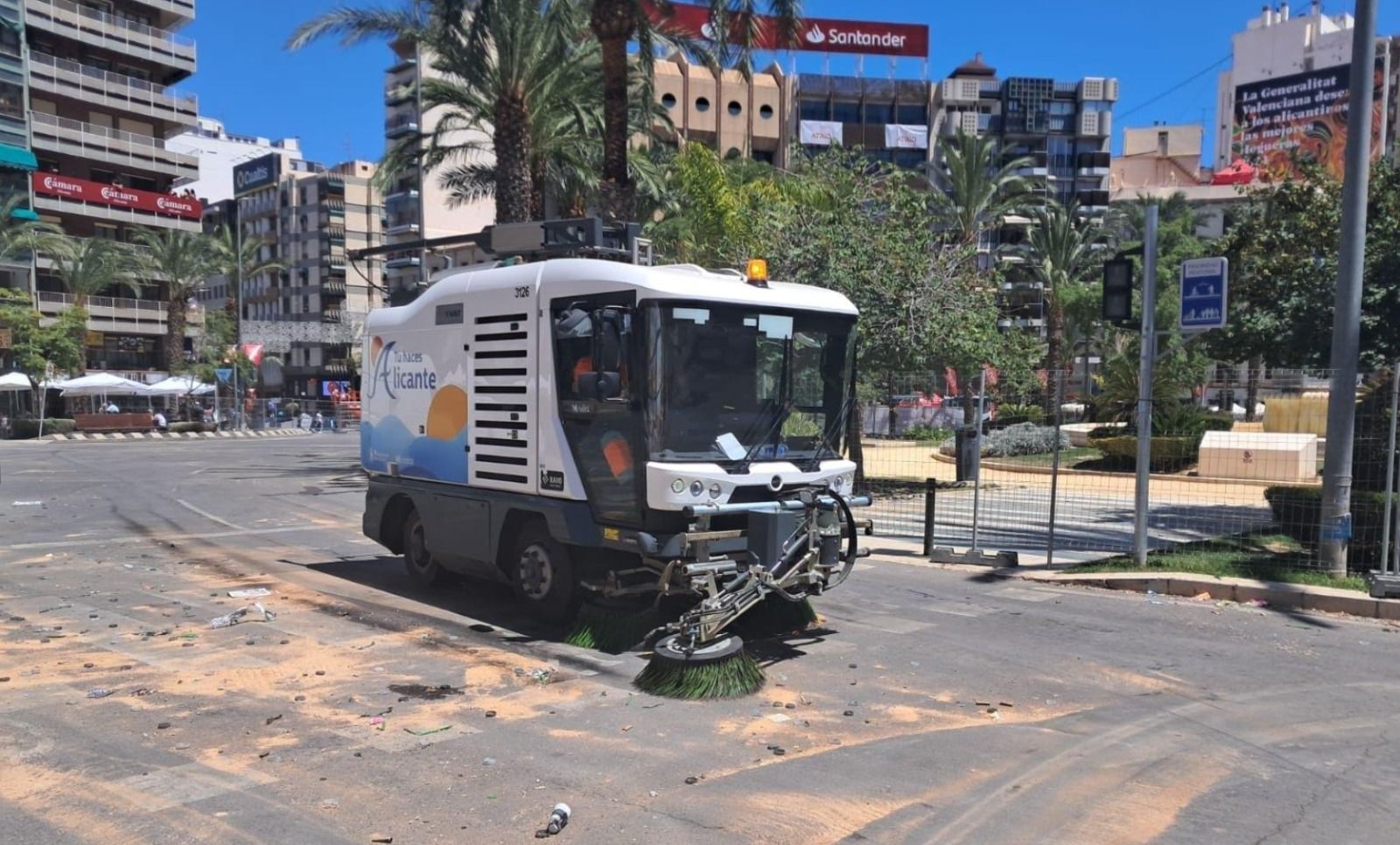 Una máquina barredora limpia la plaza de Luceros tras una mascletà
