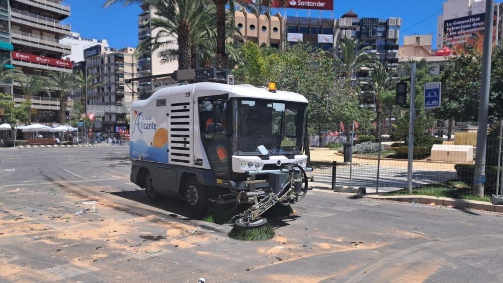 Una máquina barredora limpia la plaza de Luceros tras una mascletà Una máquina barredora limpia la plaza de Luceros tras una mascletà