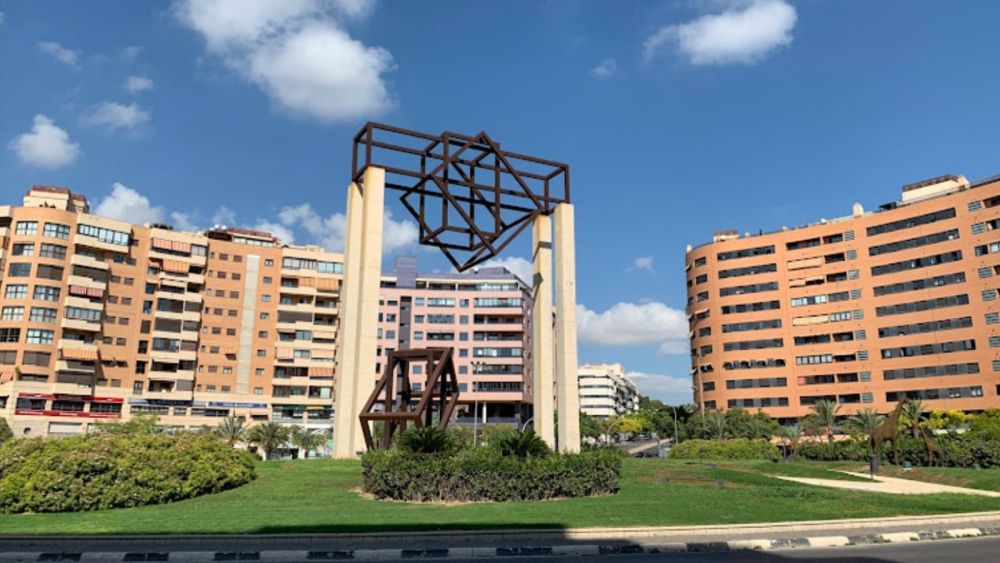 Monumento ubicado en el centro de la Plaza Agatángelo Soler en Alicante Monumento ubicado en el centro de la Plaza Agatángelo Soler en Alicante