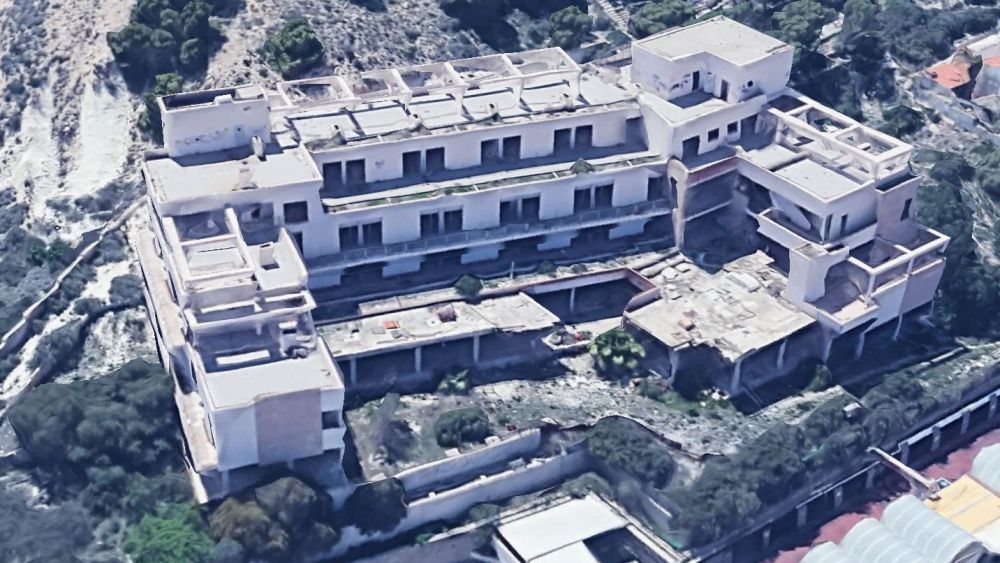 Estructura inacabada del antiguo hotel de La Albufereta