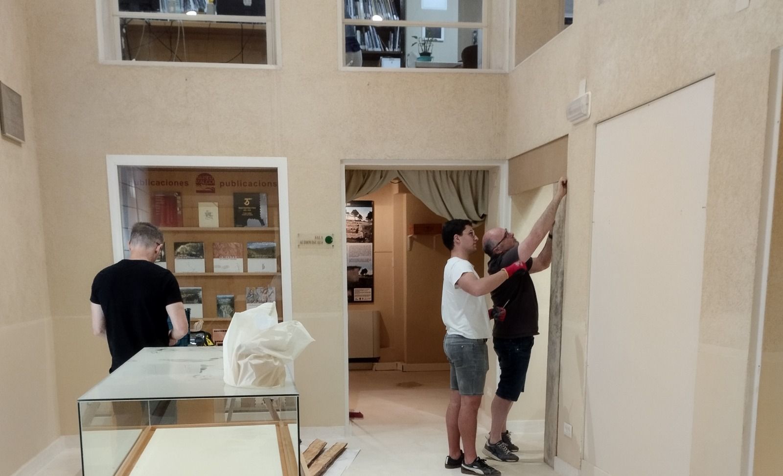 Operarios preparando la exposición en el Museo de Alcoy