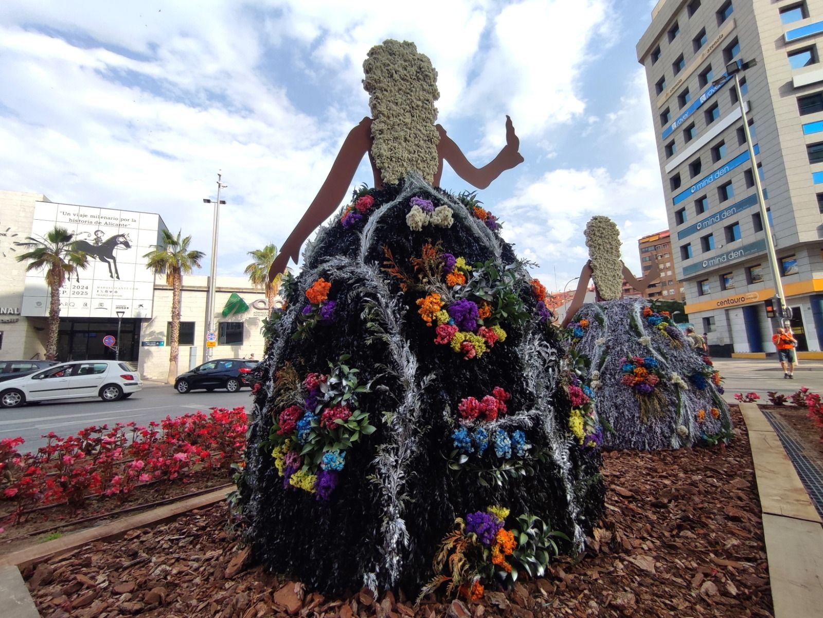 Adornos florales de las Hogueras 2025 en Alicante