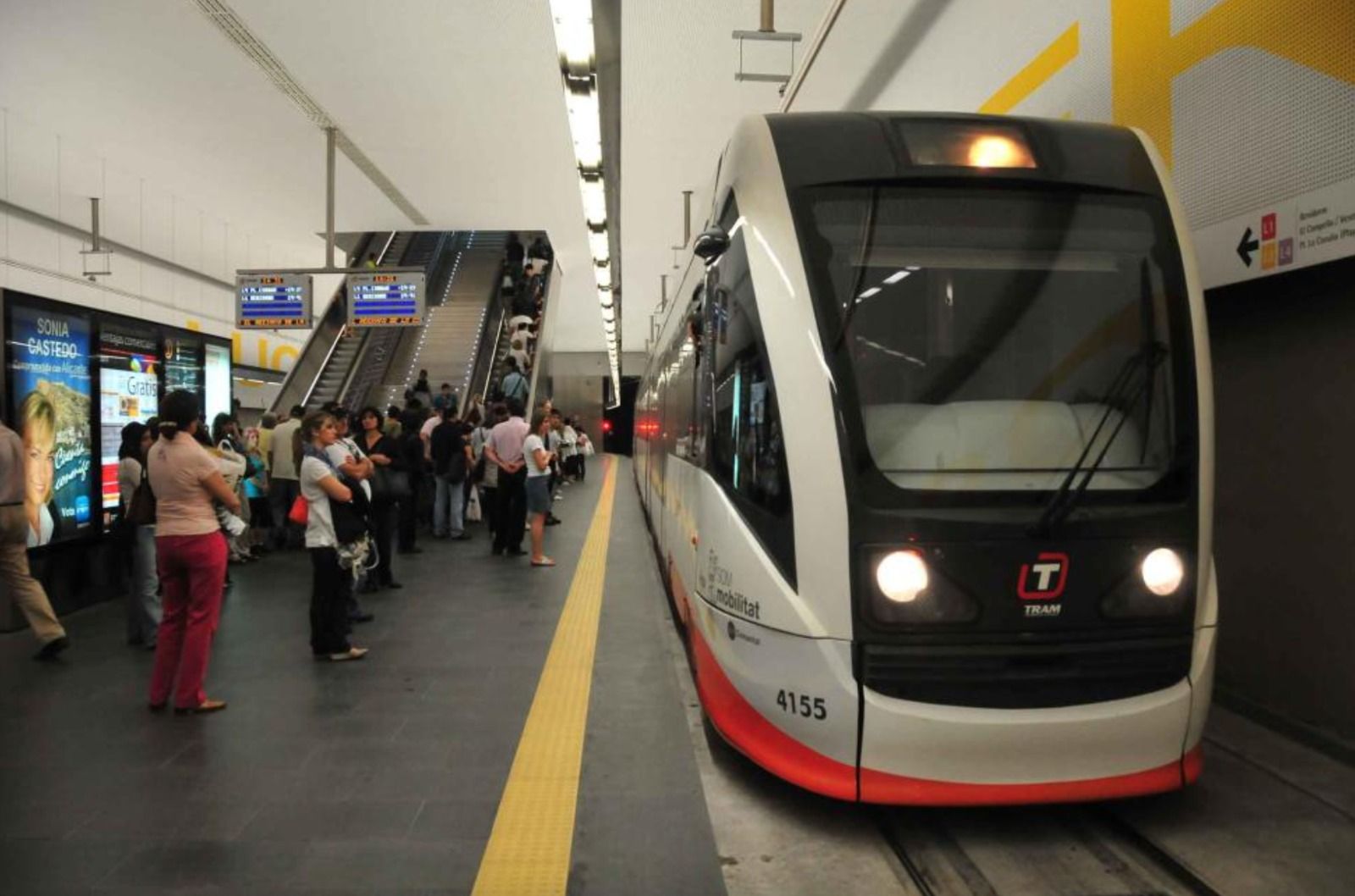 Un tranvía de la L1 del TRAM en la estación de Luceros
