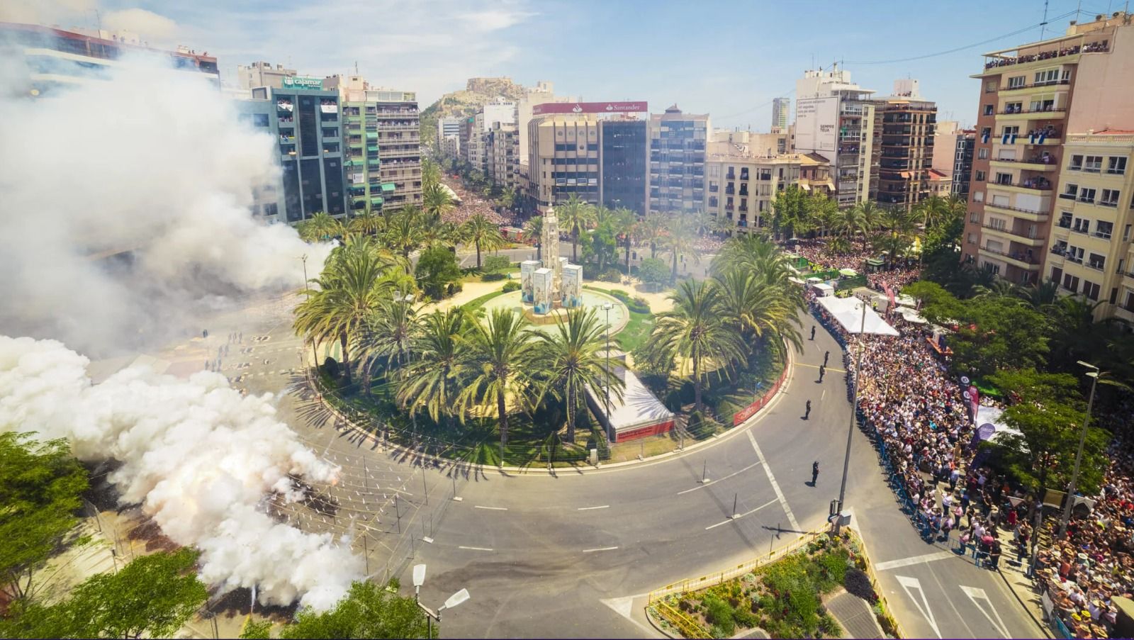 La plaza de Luceros abarrotada de público para disfrutar de una mascletà del concurso oficial