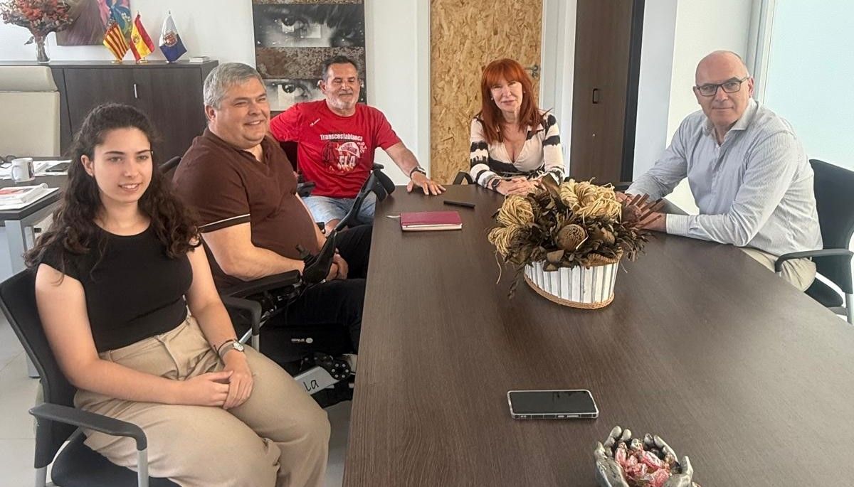 Reunión entre el Ayuntamiento de Alicante y la Asociación Valenciana de Esclerosis Lateral Amiotrófica (Adela CV)