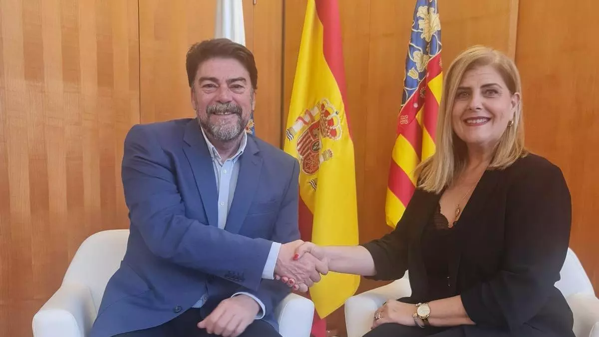 Barcala i Robledillo certifiquen un acord en una imatge d'arxiu