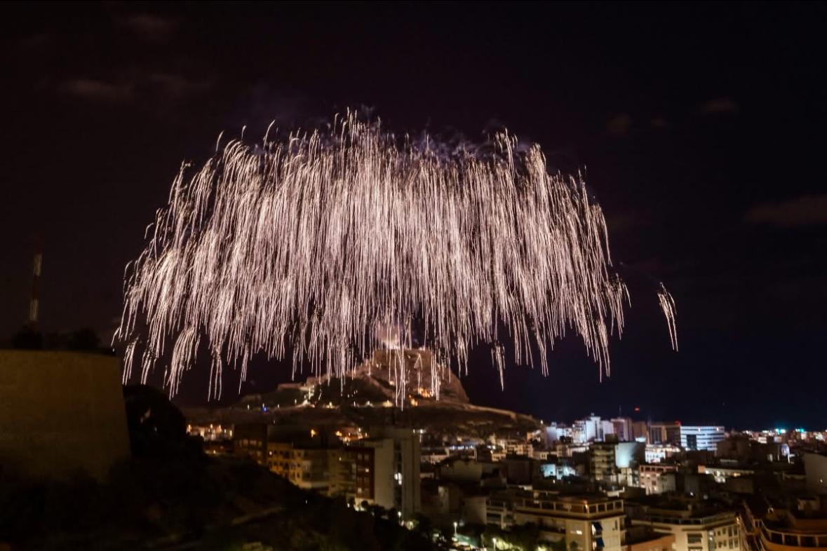 La Palmera de la Nit de la Cremà de Alicante desde el Castillo La Palmera de la Nit de la Cremà de Alicante desde el Castillo