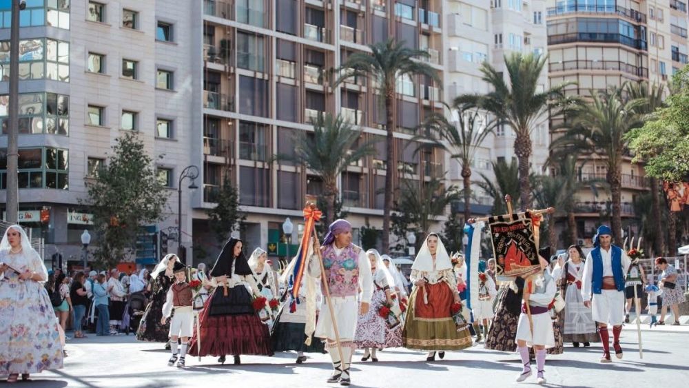 Desfile de la Ofrenda de Flores de las Hogueras de Alicante Desfile de la Ofrenda de Flores de las Hogueras de Alicante