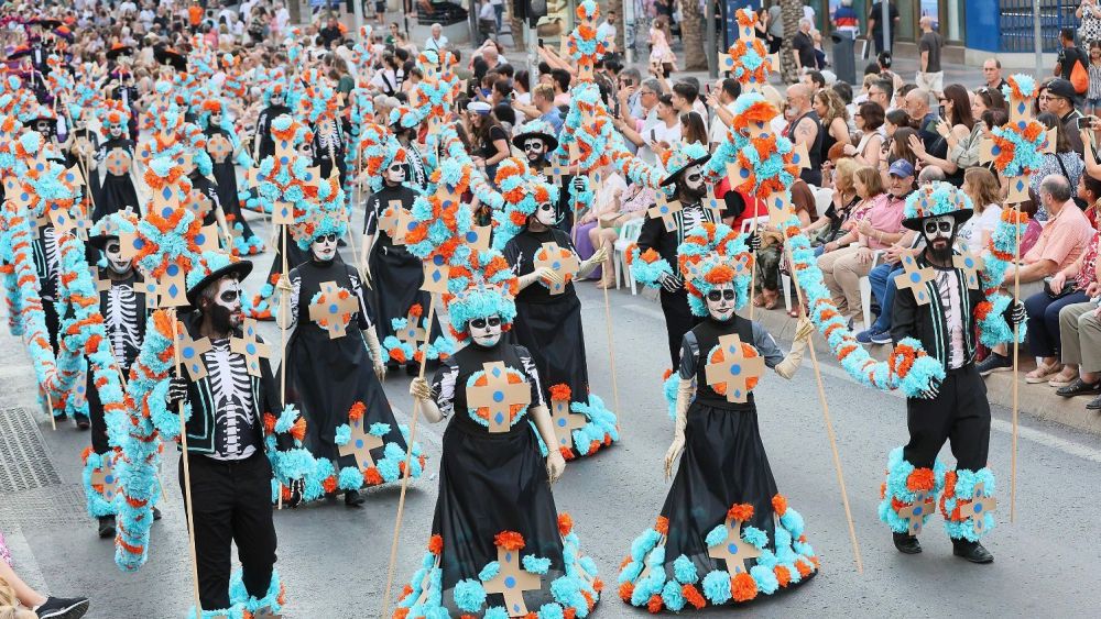 Colorido, creatividad y sátira en el Desfile del Ninot de Alacant (Foto: Tony Díez)