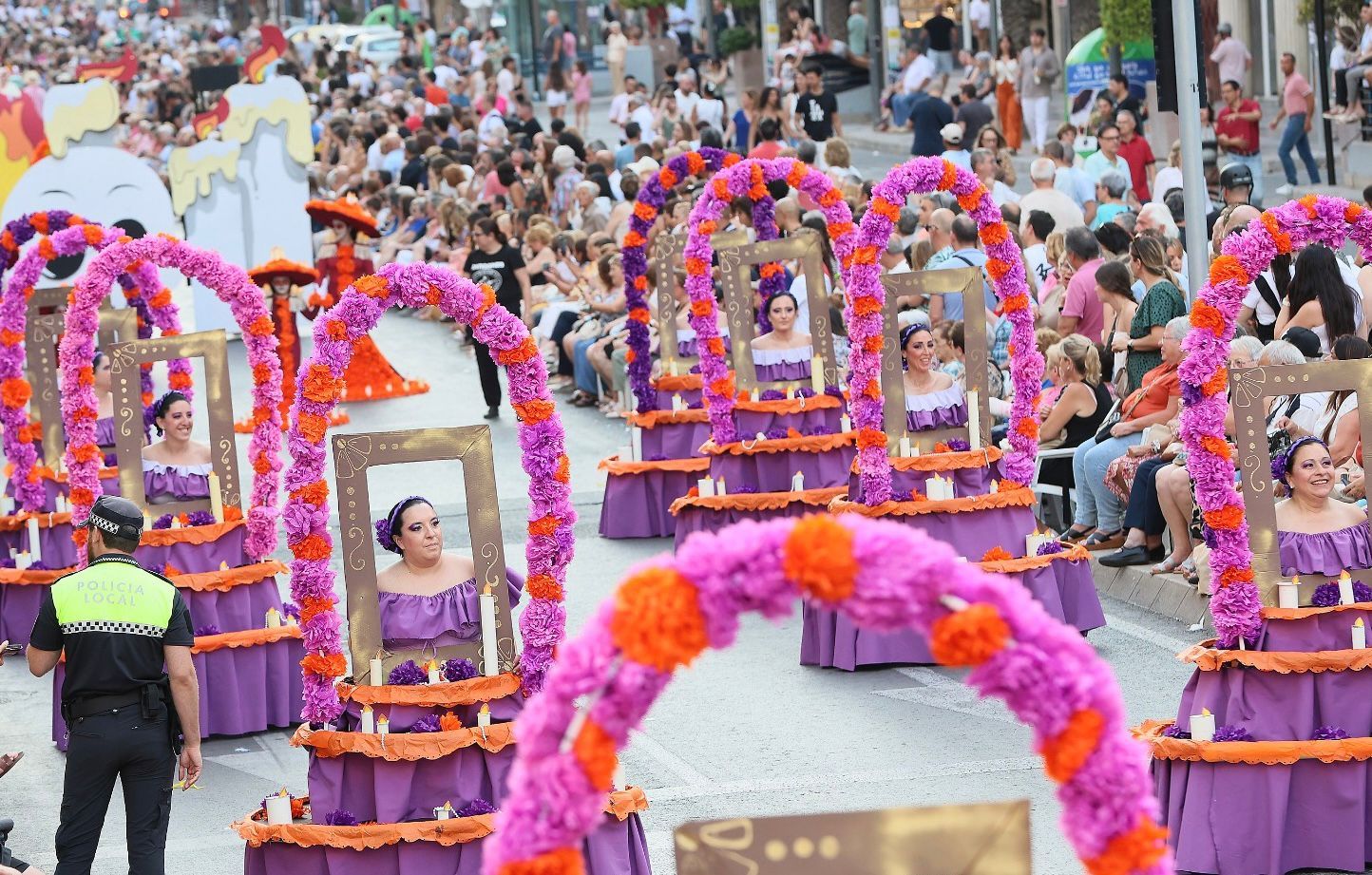 Alfonso El Savi s'ompli de color amb la Desfilada del Ninot (Foto: Tony Díez)