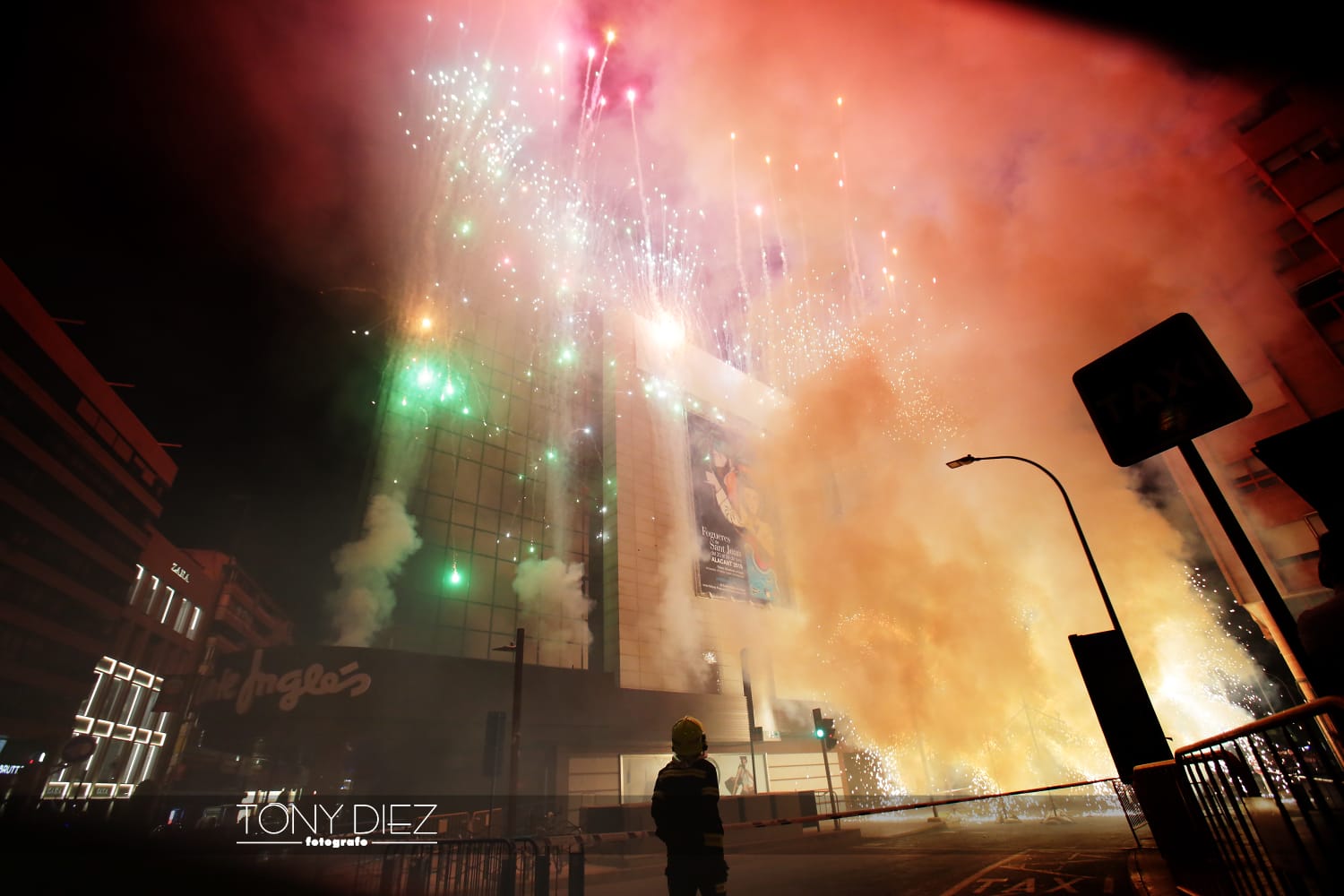 Arribada del Foc de les Fogueres a Alacant (Foto: Tony Díez)