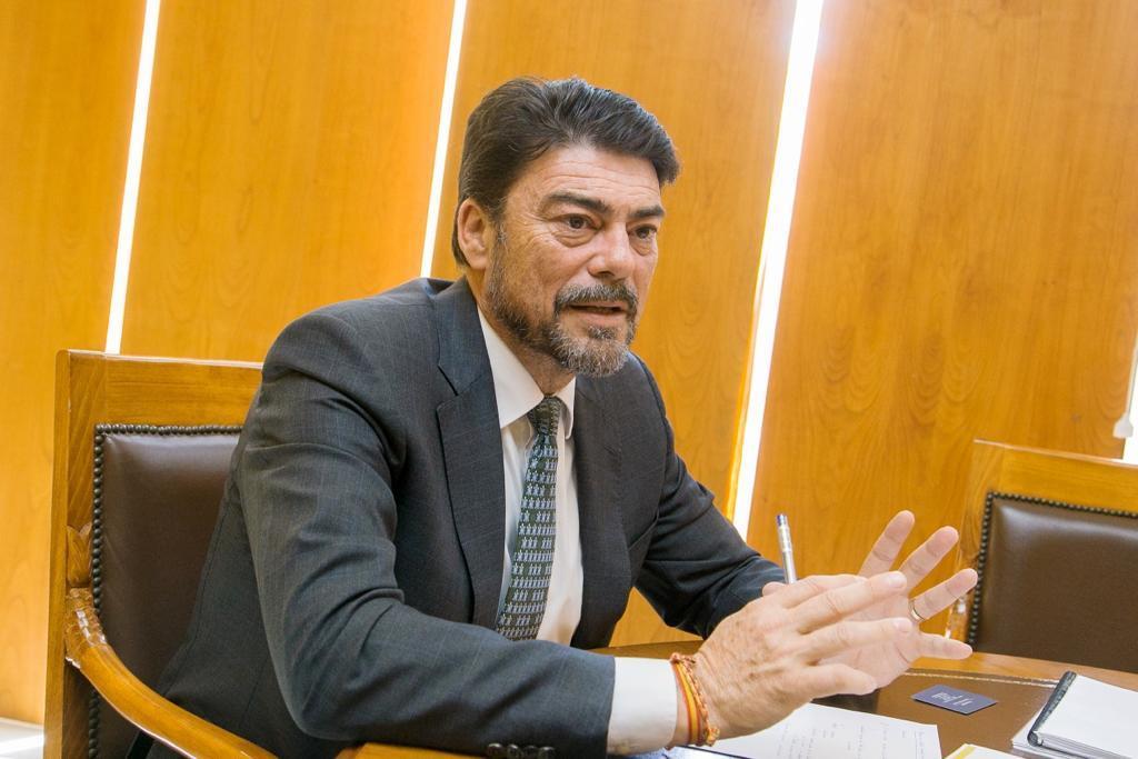 L'alcalde d'Alacant Luis Barcala durant una reunió a l'Ajuntament