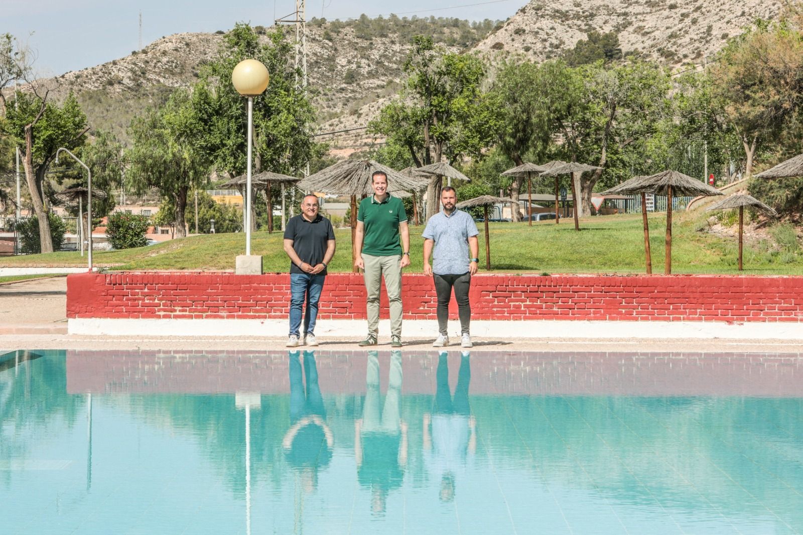 L'alcalde d'Elda en la piscina municipal de San Crispín