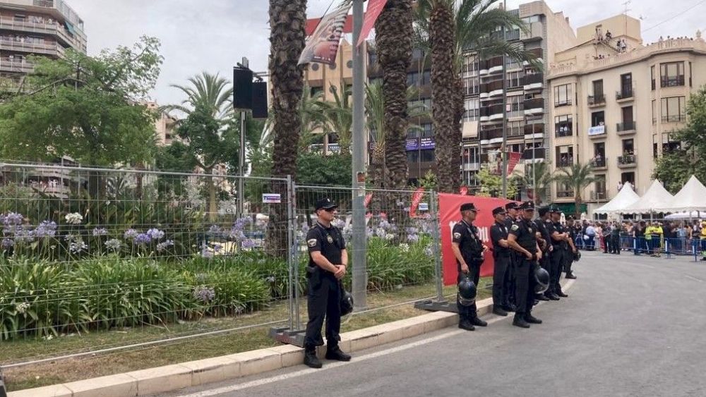 Agentes de la Policía Local en una mascletà de Luceros Agentes de la Policía Local en una mascletà de Luceros