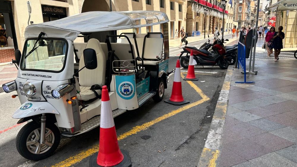 Tuc Tuc en la ciudad de Alicante Tuc Tuc en la ciudad de Alicante