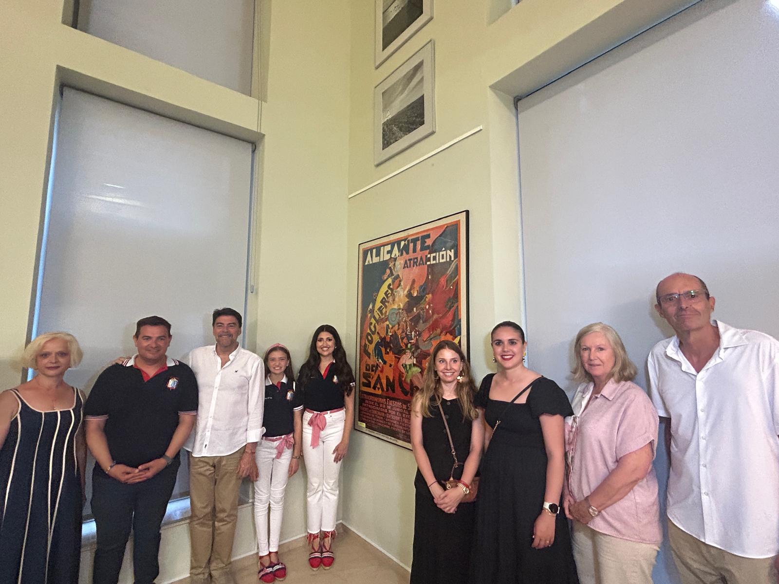 Las Belleas del Foc visitan las el cartel anunciador de las Hogueras 2025 en el Archivo Municipal