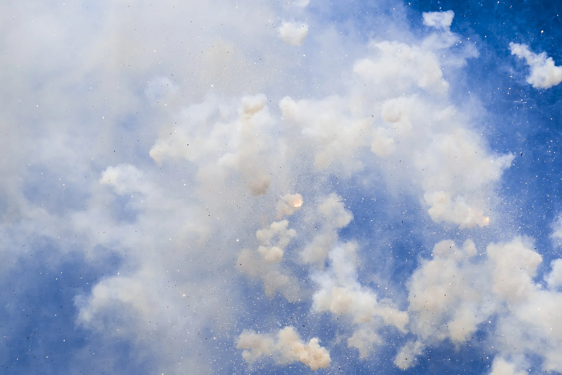 El humo de la mascletà de Pirotecnia Crespo en Luceros