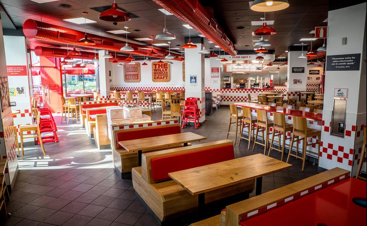 El interior de un restaurante de la cadena five guys